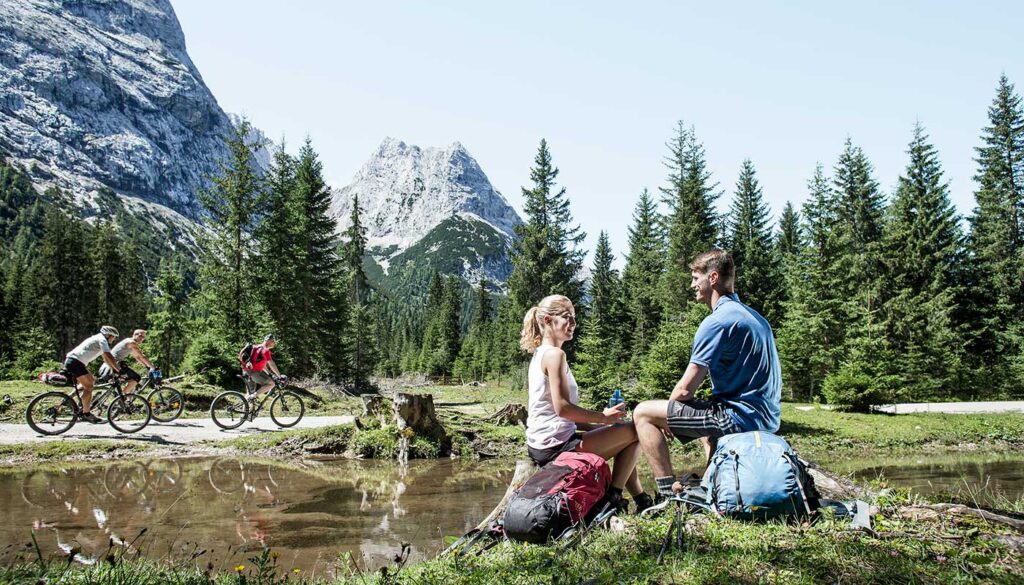 Wanderer und Mountainbiker